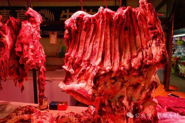 俗话说“挂羊头卖狗肉”为何牛羊肉挂着卖而猪肉却摆着卖？有什么说法？(图1)